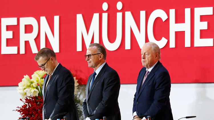 Karl-Heinz Rummenigge (M.), Vize Jan-Christian Dreesen (.) and Vizepräsident Rudolf Schels bei der JHV von Bayern München.