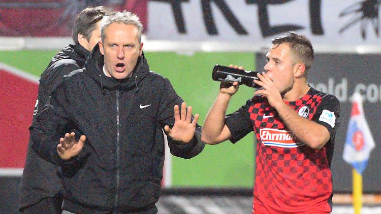 Freiburgs Trainer Christian Streich holt mit seinem Team drei Auswärtspunkte.