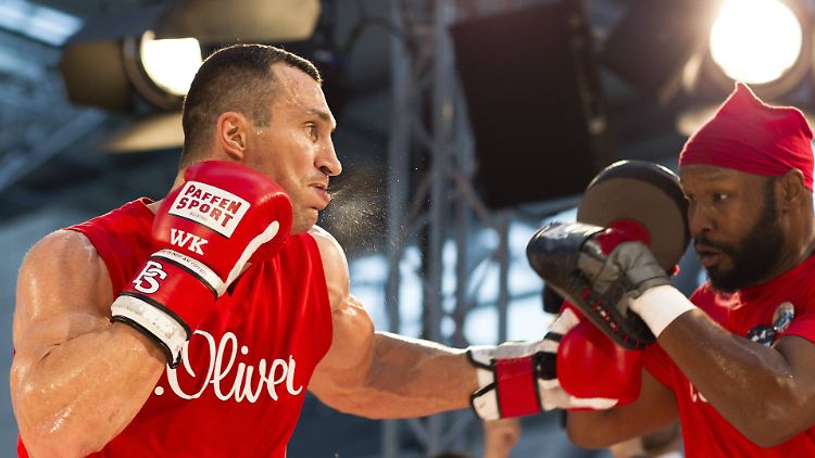 Beim Pressetraining in Düsseldorf zeigt Wladimir Klitschko, dass er in Topform ist.