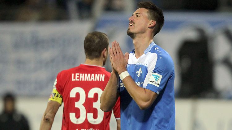 Darmstadts Stürmer Sandro Wagner hadert nach einer vergebenen Torchance mit sich. 