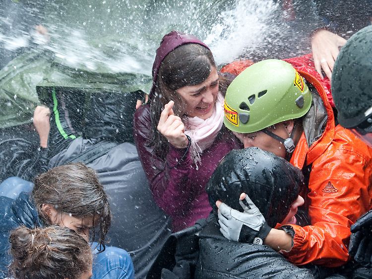 Die Polizei geht mit Wasserwerfern gegen friedliche Gegner des Bahnprojekts vor.