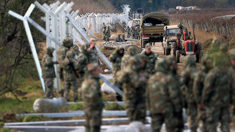 Mazedonsiche Soldaten beim Bau des Grenzzauns.