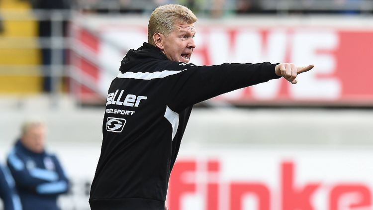 Das Warten auf den nächsten Sieg geht für Stefan Effenberg und seine Paderborner weiter.