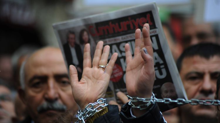 In Ankara protestieren Hunderte gegen die Festnahme der regierungskritischen "Cumhuriyet"-Journalisten.
