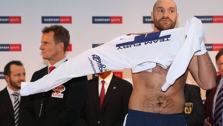Dem Team von Herausforderer Tyson Fury passt wohl der Düsseldorfer Boden nicht.