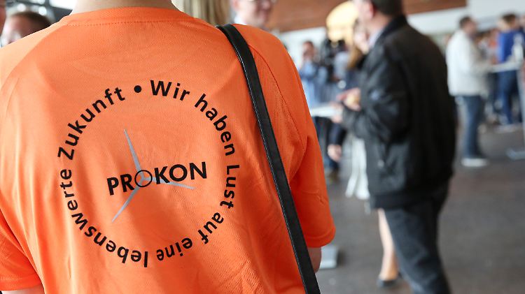 Das Logo des insolventen Windanlagen-Finanzierers Prokon auf dem T-Shirt einer Prokon-Mitarbeiterin.