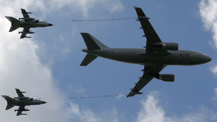 Ein Tankflugzeug Airbus 310 MRTT und zwei Tornados (Archiv).