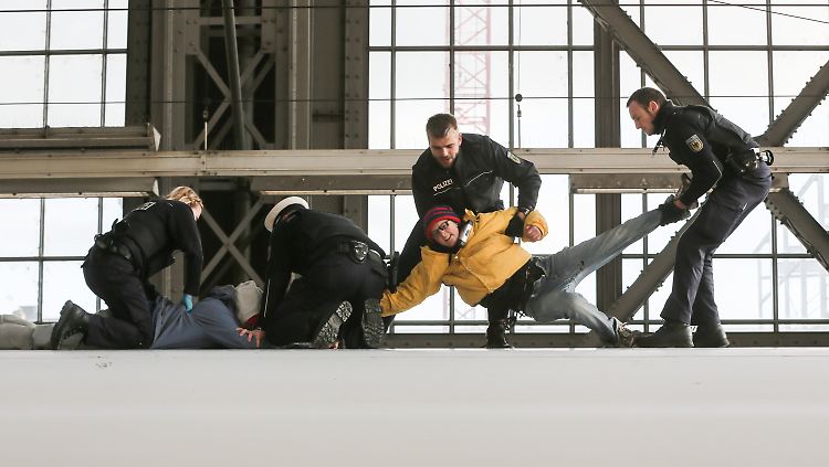 Mehrere Aktivisten besetzten das Dach des ICE.