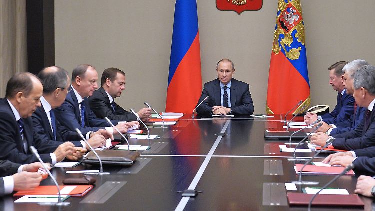 Putin (hinten) leitete heute ein Treffen des russischen Sicherheitsrates.