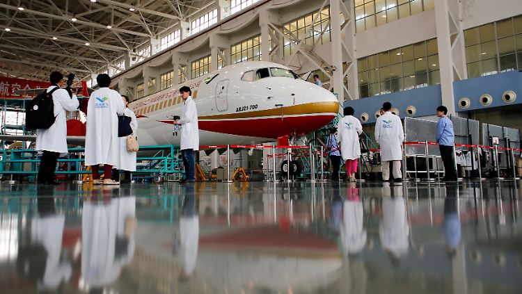 Der Beginn einer neuen Ära? Eine ARJ21-700 der "Commercial Aircraft Corp of China" (Comac) im Hangar am Flughafen von Shanghai.