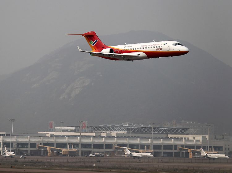 Die technische Erprobung zog sich über Jahre: Hier eine ARJ21 im Vorführflug bei einer Luftfahrtmesse in Zhuhai im Jahr 2010.
