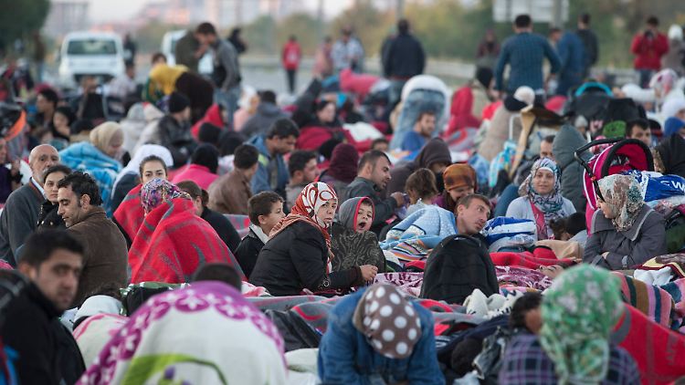 Flüchtlinge an der Autobahn, die von Istanbul nach Edirne führt. Hier haben sie die Nacht verbracht.