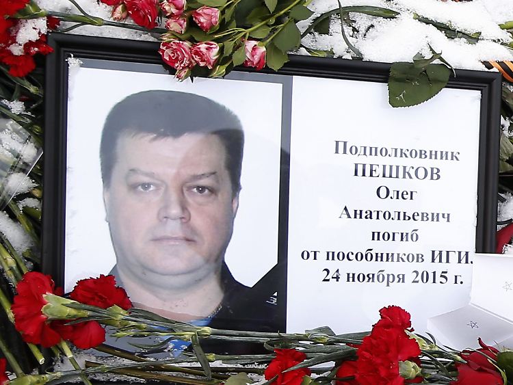 Stilles Gedenken vor dem russischen Verteidigungsministerium in Moskau: Oberstleutnant Oleg Peschkow war einer der beiden Piloten an Bord der russuschen Su-24.
