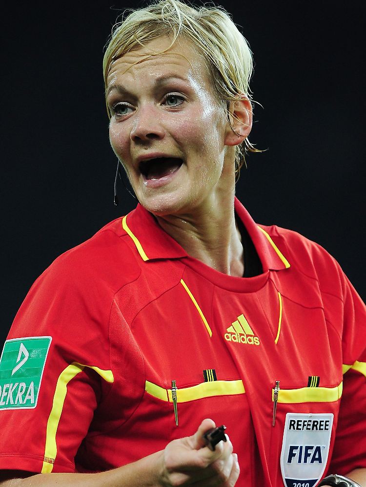 Was war das? Schiedsrichterin Bibiana Steinhaus nimmt's mit Humor.