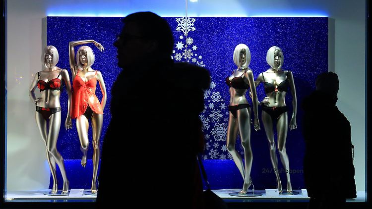 Weihnachtlich dekoriertes Schaufenster in Magdeburg: Mit dem ersten Adventswochenende beginnt die heiße Phase im Weihnachtsgeschäft.