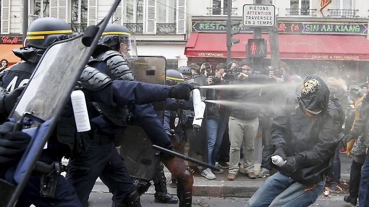 In Paris setzte die Polizei Tränengas gegen gewaltbereite Demonstranten ein.