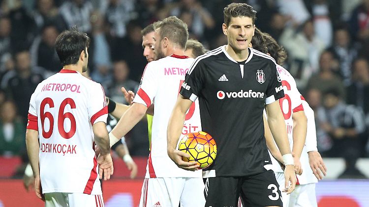 Mario Gomez und Besiktas droht der Verlust der Tabellenführung in der Süper Lig.