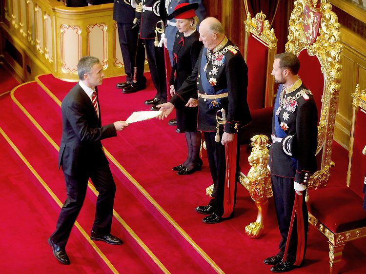 Pünktlich zur Parlamentseröffnung durch König Harald V. kann Jens Stoltenberg (links) wieder mit besseren Wirtschaftsdaten aufwarten.