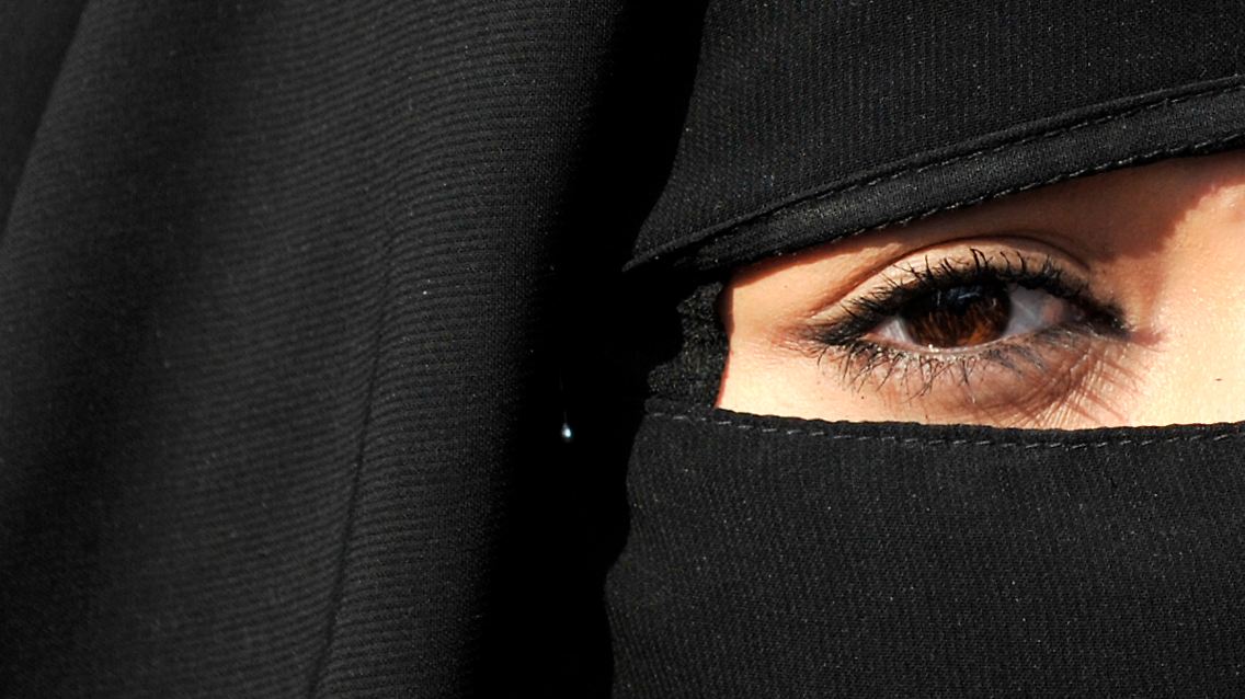 Mit ihrem Gesichtsschleier verstieß eine junge Frau gegen das Vermummungsverbot in einer Bankfiliale.