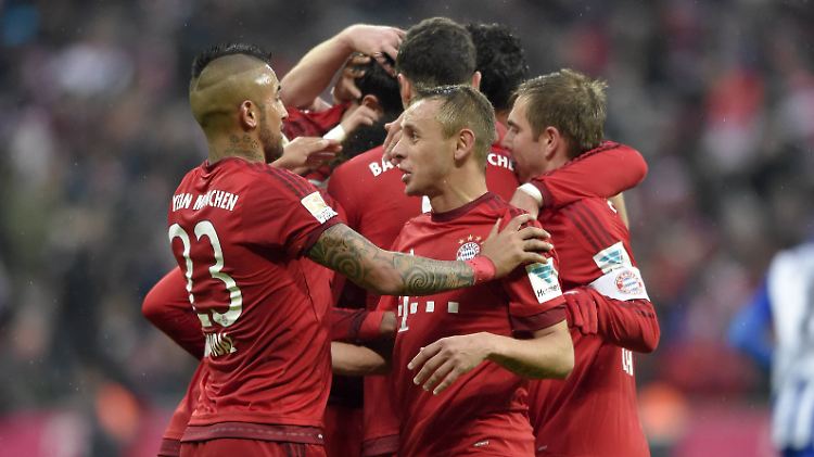 Wie es ihnen beliebt: Die Fußballer des FC Bayern feiern den Sieg gegen die Berliner Hertha.