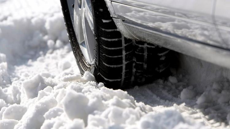 Wer bei Eis und Schnee mit Sommergummis erwischt wird, dem drohen höhere Strafen.