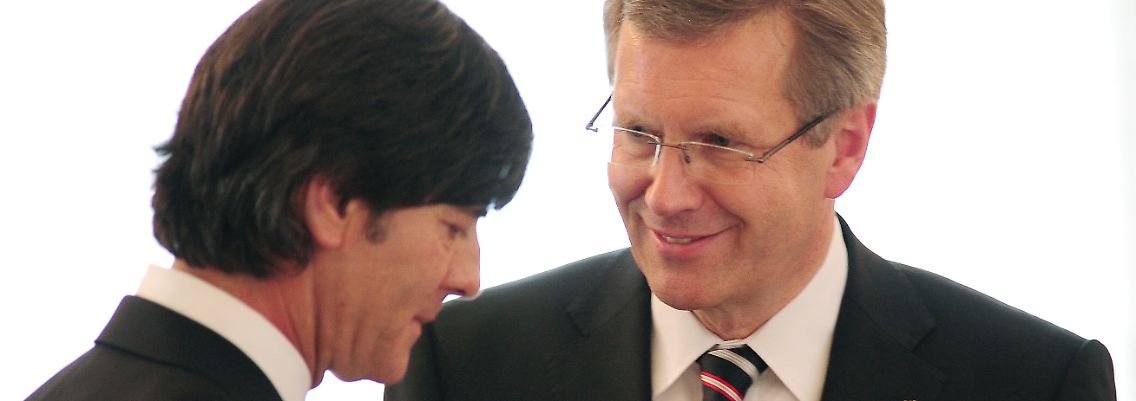 Glückwunsch: Christian Wulff, Bundespräsident, gratuliert Joachim Löw, Bundestrainer.