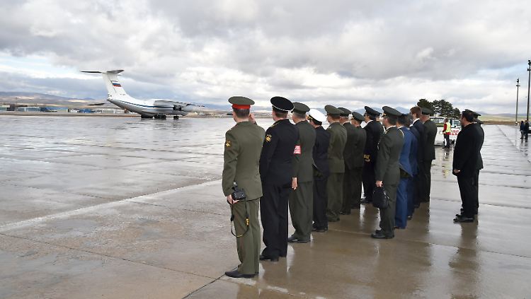 Abschied mit militärischen Ehren: Eine Ehrenwache wartet am Flughafen Esenboga bei Ankara auf den Start der russischen Sondermaschine.