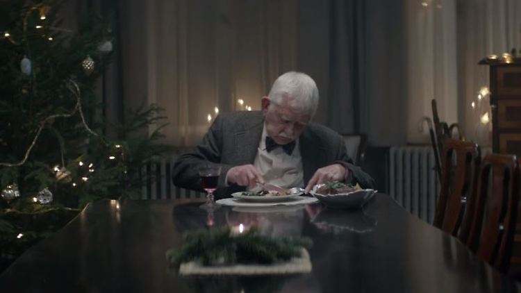 Wer mag zu Weihnachten schon gerne alleine sein? Edeka drückt auf die Tränendrüse.
