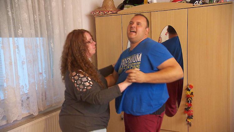 Swen und Nicole schwoofen durchs Schlafzimmer.