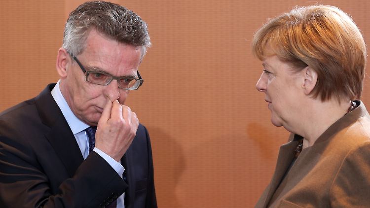 Innenminister de Maizière mit Kanzlerin Merkel