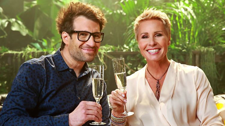 Ein Prosit auf das Jubiläum: Daniel Hartwich und Sonja Zietlow.