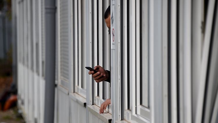 Die große Zahl neuer Flüchtlinge verzögert den Effekt, den sich Weise von mehr Personal und beschleunigten Verfahren verspricht.