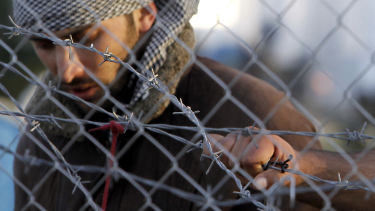 Ein junger Iraner im Grenzgebiet zwischen Griechenland und Mazedonien. Nur noch Syrer, Iraker und Afghanen werden durchgelassen.