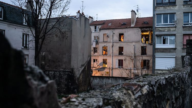 Hinterhof des Hauses in Saint-Denis nach der Stürmung. Mohamed S. soll das Versteck an die Terroristen vermittelt haben.