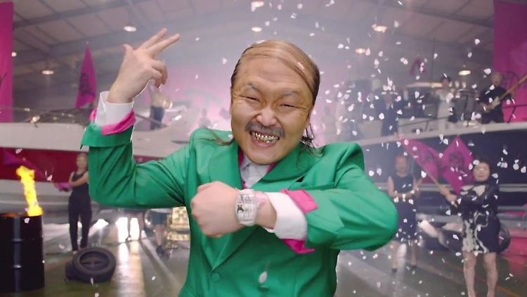 Konfetti für Opi? Das hier ist nur eins der Alterskostümchen, in denen sich Psy im Clip zu "Daddy" zu erkennen gibt.
