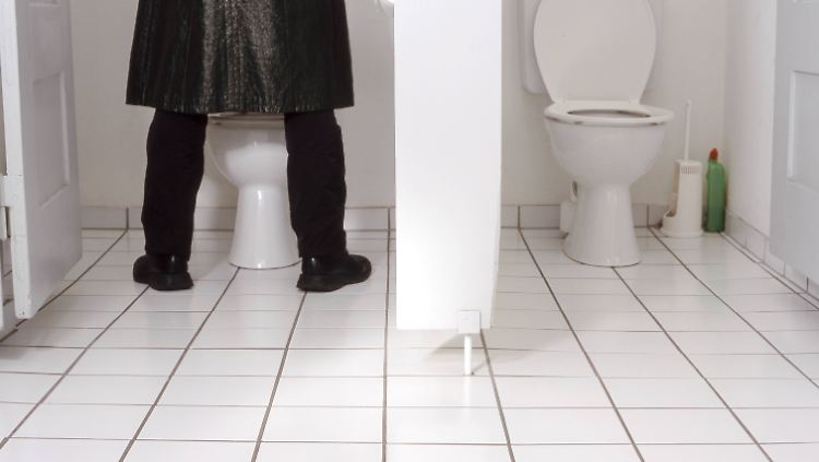 Egal, wie gut man auch zielt: Wer als Erwachsener im Stehen in ein WC pinkelt, hinterlässt unangenehme Spritzer.