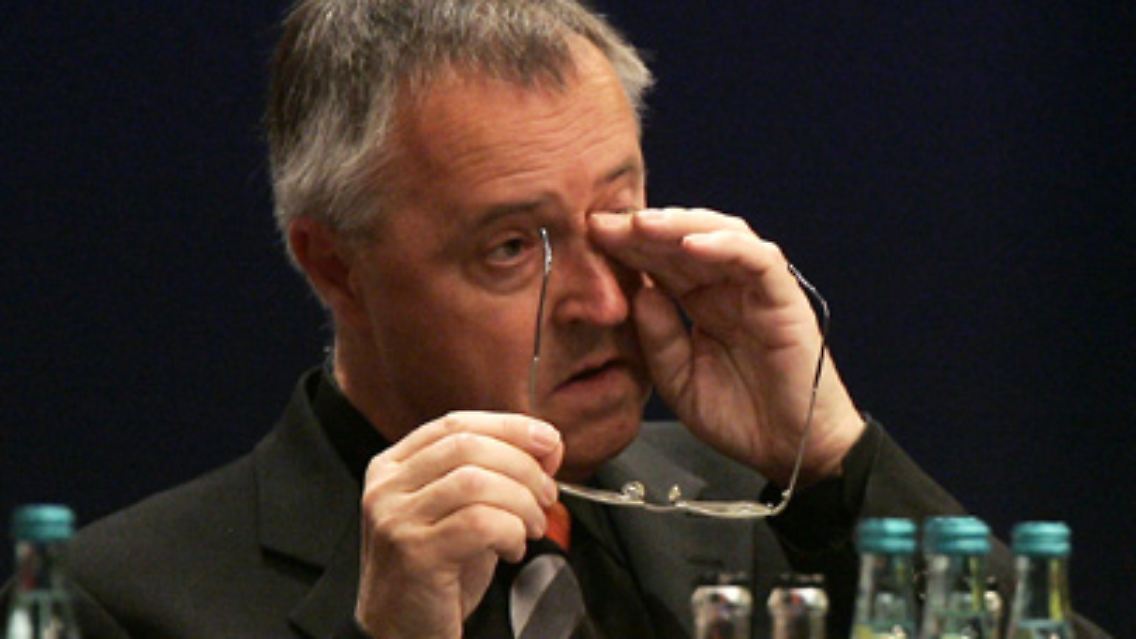 "Schluchz, heul, schneuz, schnief", spottete die "Welt" über den Karlsruher Parteitag der SPD am 16. November 2005. An vorderster Front weinte der scheidende Bundesfinanzminister Hans Eichel - in Verlegenheit angesichts ungekannter Ovationen seiner Partei.
