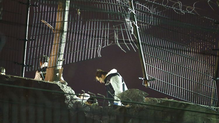 Forensiker sichern Spuren an der Explosionsstelle. 