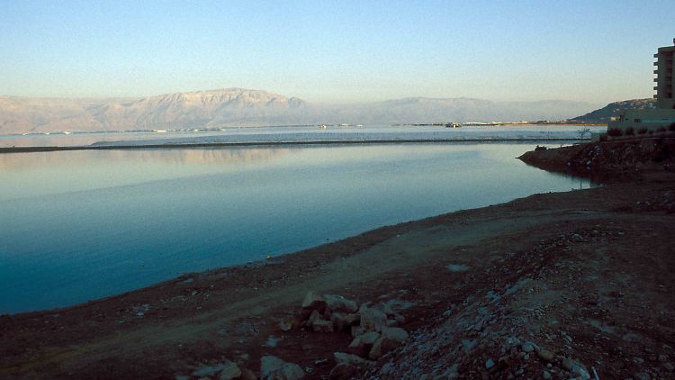 Blick auf das Tote Meer: 700 Millionen Kubikmeter Wasser verliert das Gewässer nach Einschätzungen von Forschern.