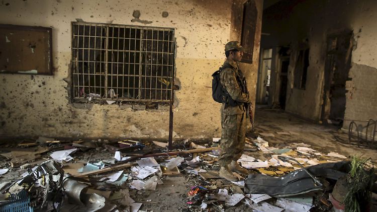 Ein Soldat der pakistanischen Armee steht in der von Taliban-Kämpfern attackierten Militärschule in Peshawar.