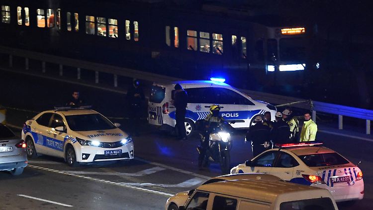 Nach der Explosion im Stadtteil Bayrampasa sperrt die Polizei vorübergehend anliegende Straßen.