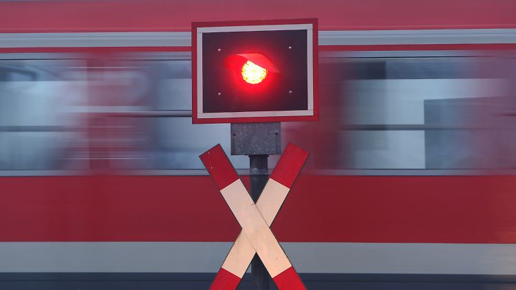 Bis 2019 stehen für das umfangreichste Sanierungsprogramm
in der Bahn-Geschichte insgesamt rund 28 Milliarden Euro zur
Verfügung, davon zwölf Milliarden Euro für Schienen und Weichen.