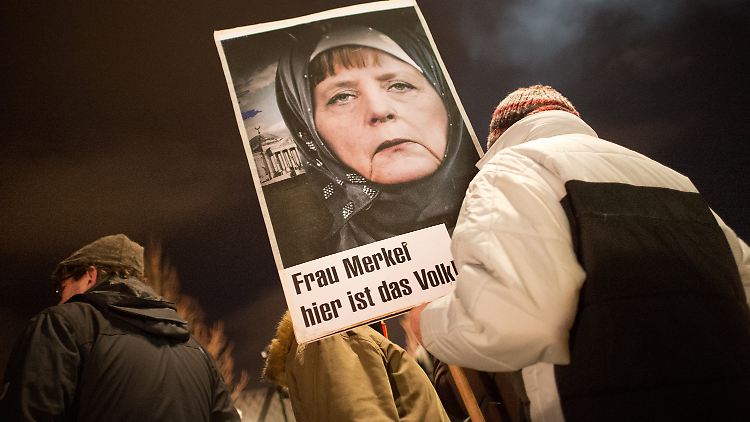 Pegida-Anhänger meinen zu wissen, wer das Volk ist - und wer nicht dazugehört: die Kanzlerin.