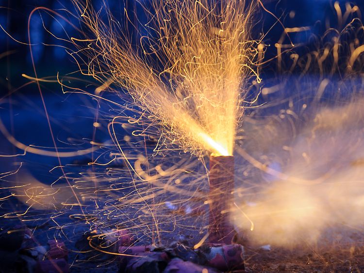 Böller-Freunde sollten generell nur Produkte verwenden, die von der Bundesanstalt für Materialforschung geprüft und zugelassen sind.