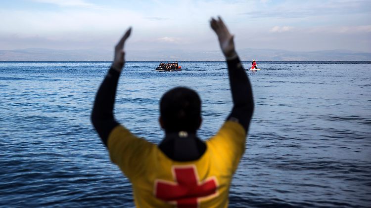 Die griechische Küstenwache und die freiwilligen Helfer an den Ufern der Inseln haben immer noch viel zu tun.