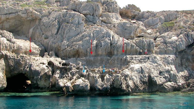 Rote und blaue Pfeile zeigen Küstenlinien von West-Kreta an, die während der letzten 2000 Jahre entstanden und die heute bis zu acht Meter über dem Meeresspiegel liegen - durch Beben.