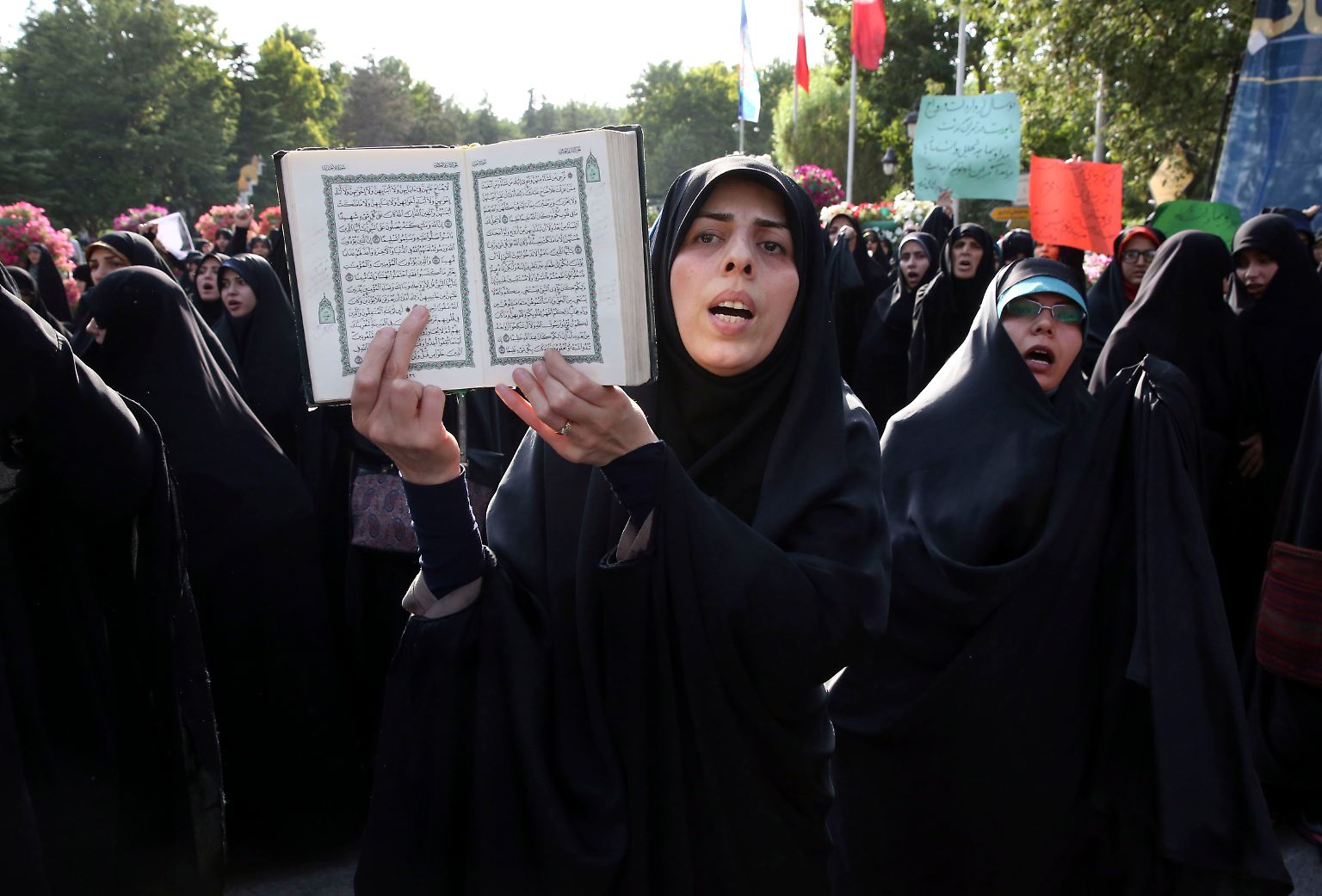 Ob der Koran die Verschleierung von Frauen vorschreibt, ist theologisch umstritten.