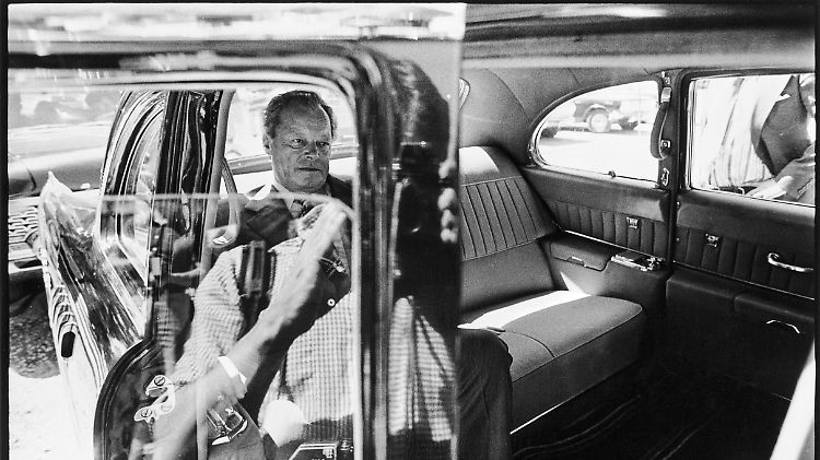Der Fotograf im Türrahmen: Willy Brandt, Nowosibirsk 1975.