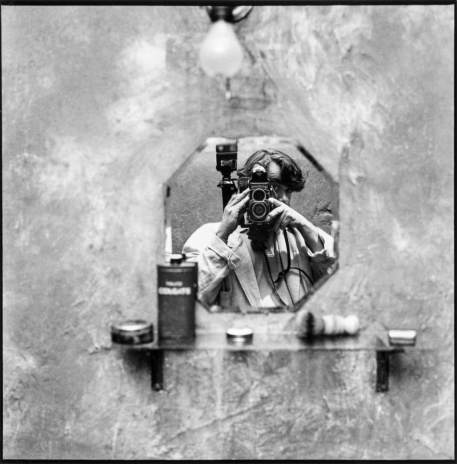 Volker Hinz ist ein Porträtfotograf, dessen Bilder die meisten kennen, denn er war von 1974 bis 2012 Fotograf für den "Stern". Nun hat er tief in seinem riesigen Archiv gekramt, um Aufnahmen herauszusuchen, die seine titelgebende Liebe zur Fotografie bildlich darstellen sollen, zu sehen in einem schweren Prachtband. Hier ein kleiner Einblick. (Selbstporträt 1991)