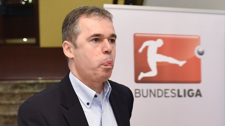 St. Paulis Manager Andreas Rettig zog den TV-Gelder-Vorschlag des Fußball-Zweitligisten angesichts der hitzigen Diskussionen im Vorfeld zurück.